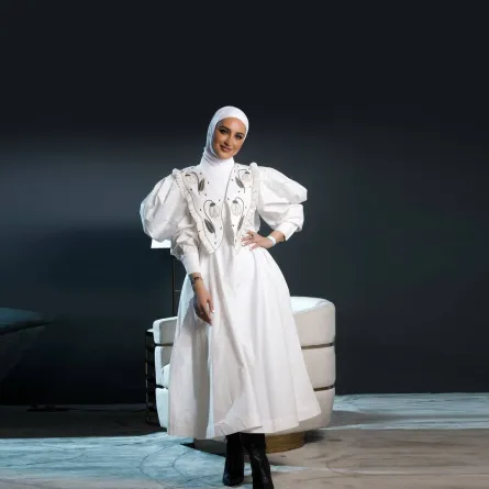 دلال الدوب بفستان ابيض عصري