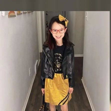 طفلة تسع سنوات تصمم ملابسها