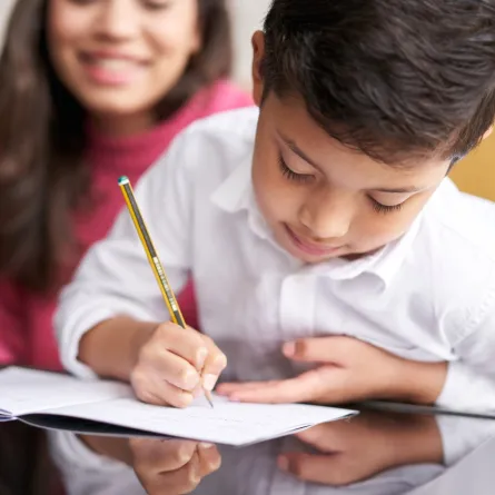 طفل يذاكر دروسه