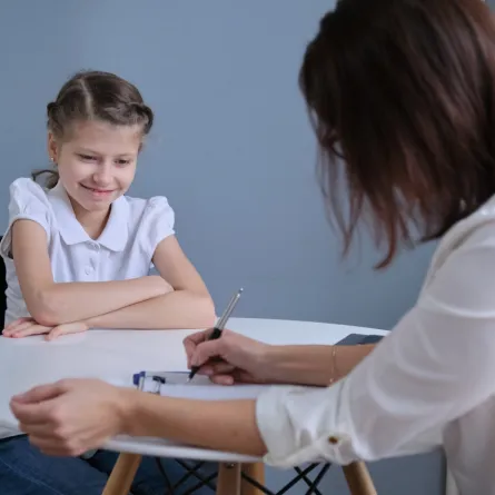 صورة للحديث الدائم مع الطفلة