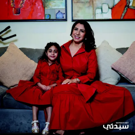 الفنانة التشكيلية سلمى المرّي وحفيدتها مايا