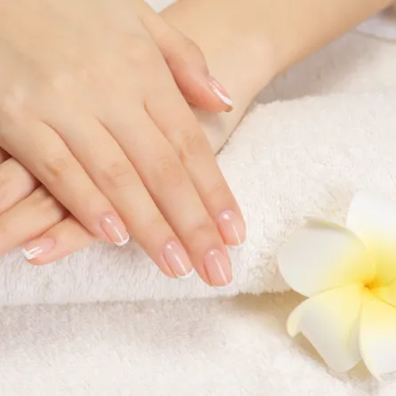 علاج الأظافر بالزيت الساخن  