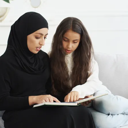 في يوم المرأة العالمي.. علّمي ابنتك كيف تصبح طموحة ومحبوبة 