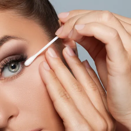 طرق إزالة آثار الكحل تحت العين