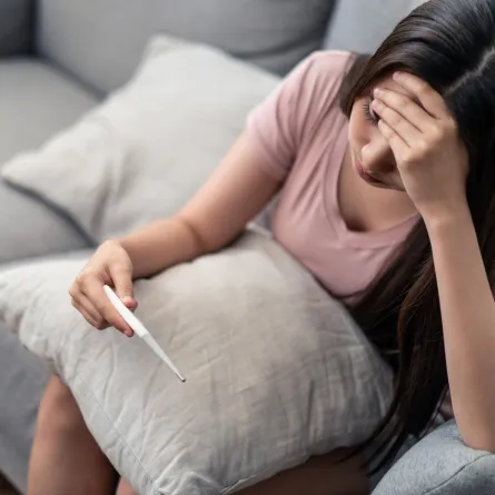 صورة امرأة مصابة بالحمّى