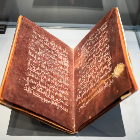 ©معرض حكايات الورق وأسراره (12). دائرة الثقافة والسياحة - أبوظبي