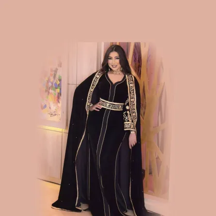 دنيا بطمة بالقفطان الاسود