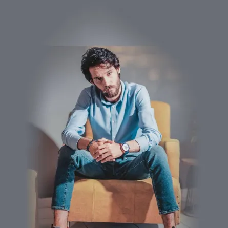 فارس ياغي بسروال جينز كلاسيكي  