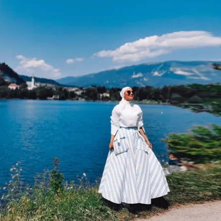 دلال الدوب بتنورة  باللونين الأبيض والأزرق