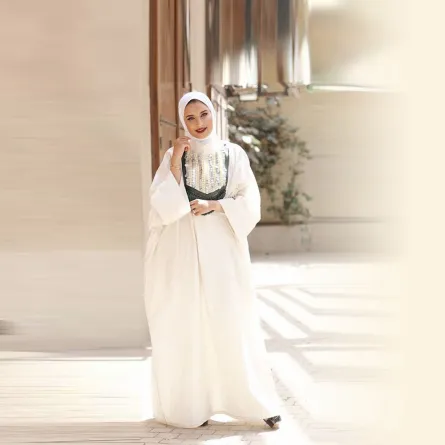 مريم الدوب بجلابية بيضاء واسعة