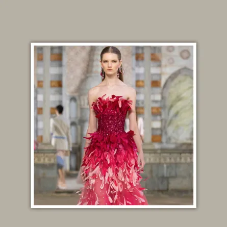 فستان بأكتاف مكشوفة باللون الأحمر من جورج حبيقة Georges Hobeika  