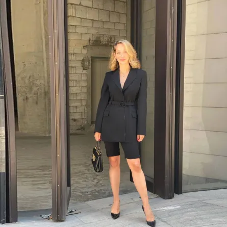 تنسيق البليزر الأسود مع الشورت من وحي لانا الساحلي