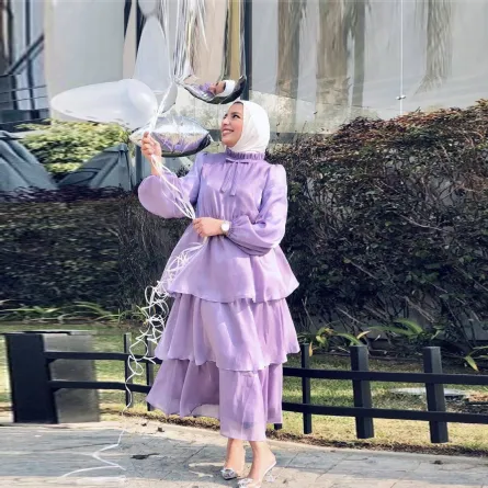 سارة ثروت بفستان متعدد الطبقات