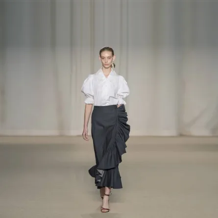 تنورة غريبة مع الكشكش من آدم ليبسAdam Lippes