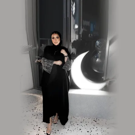 رهف الشامي بالعباية السوداء المطرزة