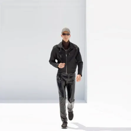 للرجل إطلالات رسمية بالبدلة السوداء من كوريج  Courreges