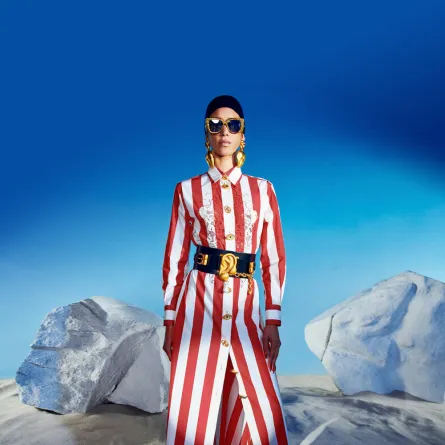 فستان مقلّم باللون الأحمر من  سكياباريللي Schiaparelli   