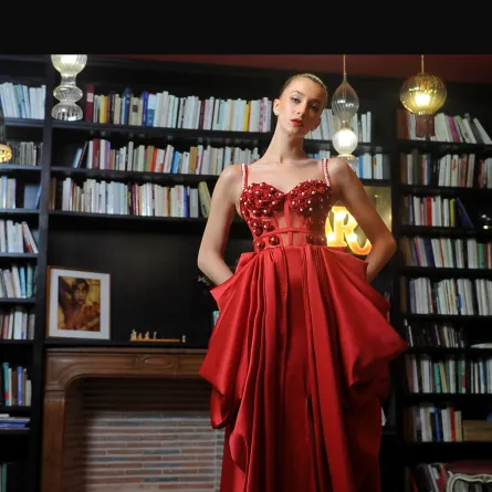 فستان باللون الأحمر الداكن من ليندا سو Linda Sow