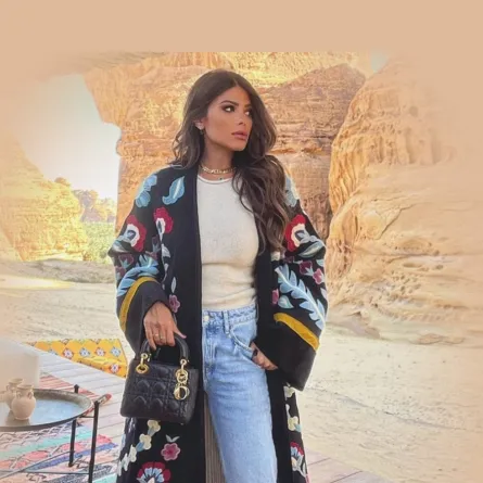 العباية الملونة مع الجينز بأسلوب العنود بدر