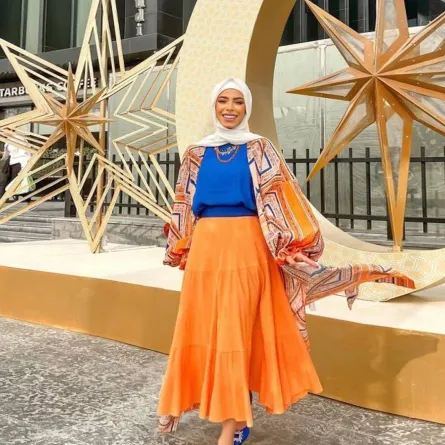 تنسيق التنورة الكشكش مع التوب القصير من وحي أمنية السني