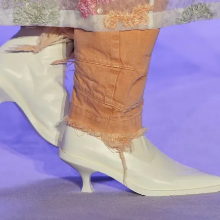 أحذية باللون الأبيض لإطلالة منعشة في الصيف