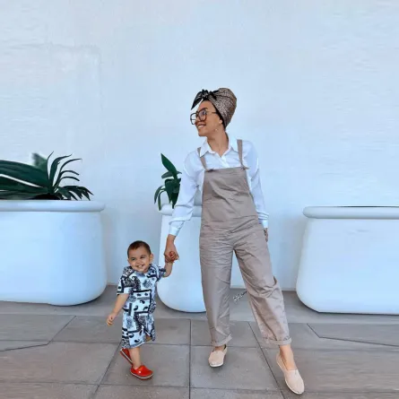 مي إبراهيم بجمبسوت باللون البيج