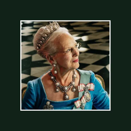 الملكة مارغريت بقلادة وتاج فخم من الألماس واللؤلؤ