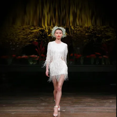 فستان زفاف مُزين بالشراشيب من نعيم خان Naeem Khan