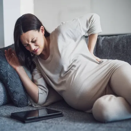 صورة لحامل تعاني من آلام الظهر