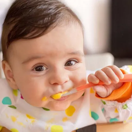 صورة لرضيع يأكل