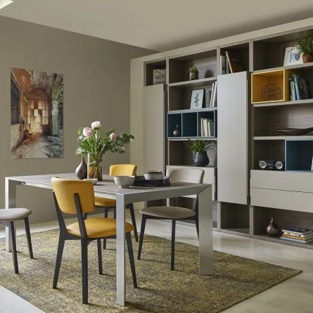 يحلو تثبيت لوحة ضخمة ملونة بألوان حارة على جدار فارغ إذ وُجد