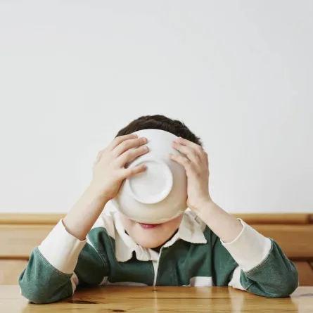 صورة لطفل يلعق الصحن