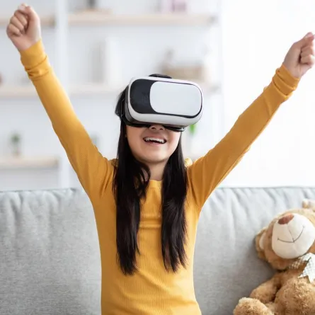 صورة لطفلة تلعب ألعاب الالكترونية