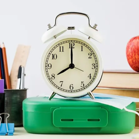 صورة تعبر عن ضرورة تنظيم نوم وتغذية الطفل