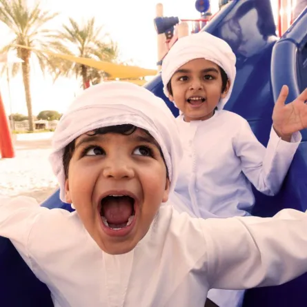 صورة لطفلين يلعبان