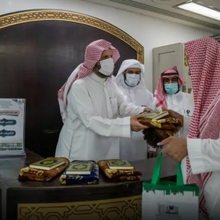 توزيع عدد من المصاحف والكتب الدعوية على قاصدي المسجد الحرام