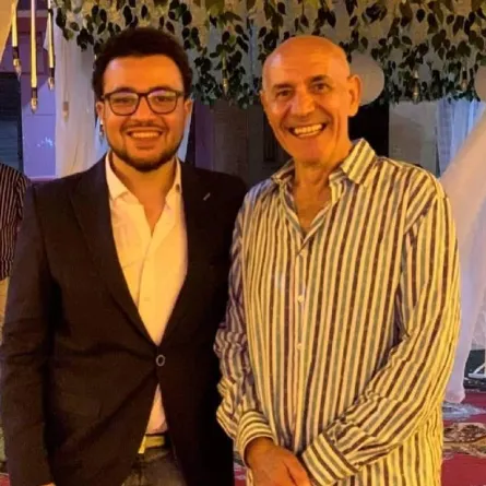 الفنان عزت بدران مع نجله - صورة من حساب عمر على فيس بوك