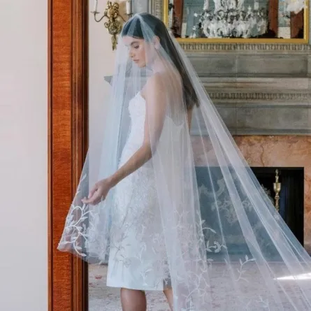 فستان بطرحة طويلة من آن بارج Anne Barge