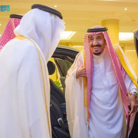 الملك سلمان خلال وصوله إلى مكة المكرمة- الصورة من واس