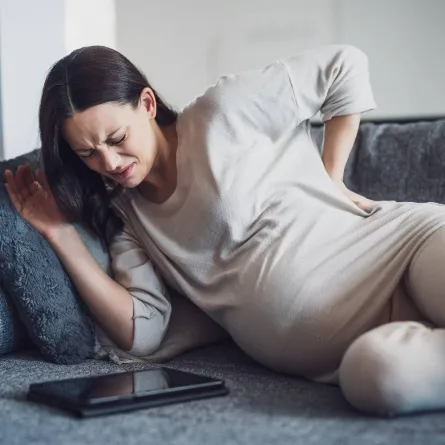 صورة لحامل تتألم