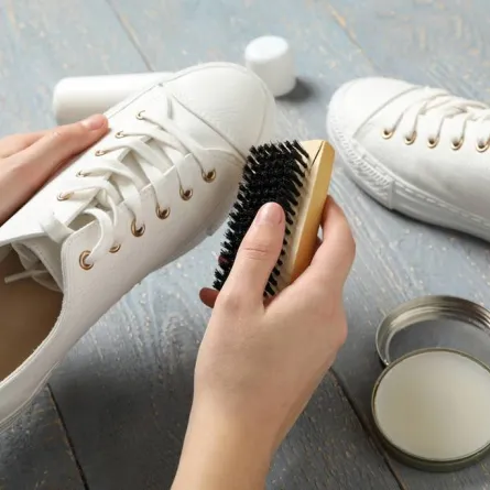 طرق تنظيف البقع عن الحذاء الجلدي