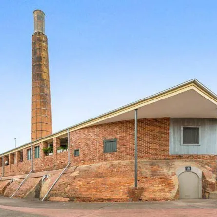 صورة منزل عصري بعد أن كان مصنعا للطوب