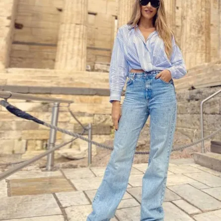 كارلا حداد بالقميص والجينز