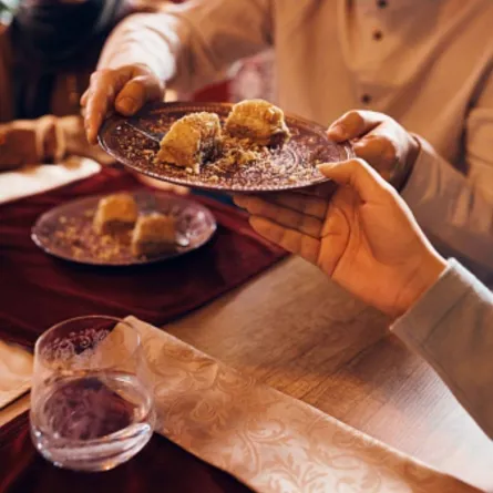 أكل الحلويات