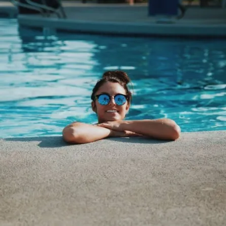 السباحة في المسبح
