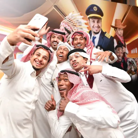 نجوم المسلسل في صورة سيلفي مع فيصل العيسى- تصوير بشير صالح