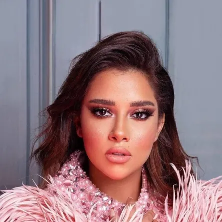 قصات تكثف الشعر الطويل الخفيف على طريقة النجمات