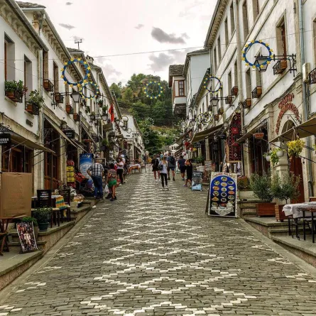 رمضان حول العالم: عادات مسلمي ألبانيا، في إفطار رمضان يتناولون اللحوم الجافة، وينامون مبكراً اعتماداً على قرع الطبول في السحور 