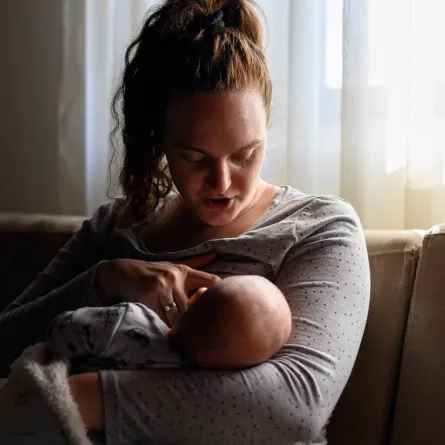 صورة أم ترضع طفلها