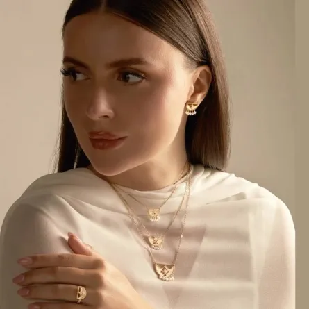 مصممة المجوهرات الإماراتية شمسة الكتبي: البضاعة المقلدة تقتل الإبداع